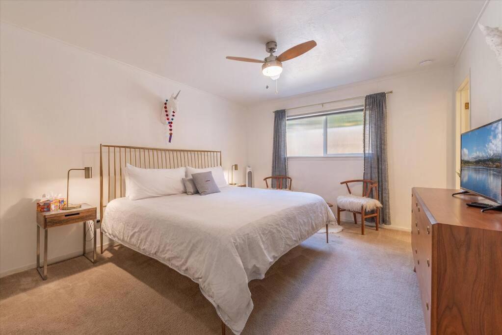 Lake Views, Pet-Friendly Cabin With Hot-Tub In King'S Beach Kings Beach Exterior photo